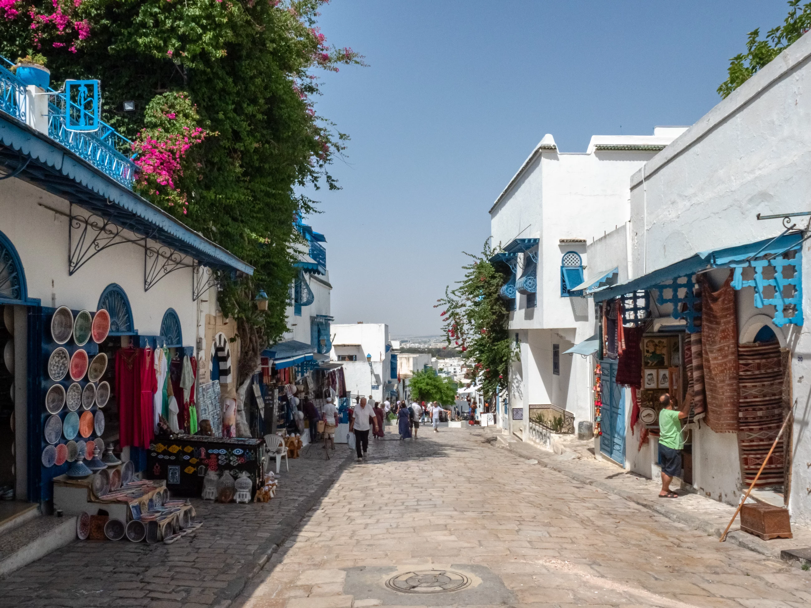 Kramy i restauracje na głównej ulicy w Sidi Bou Said