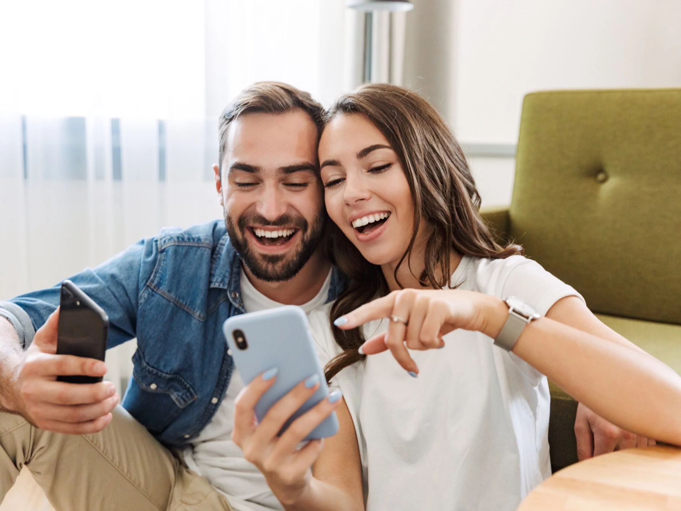Dlaczego 8 na 10 Polaków sięga po telefon podczas reklam w telewizji?