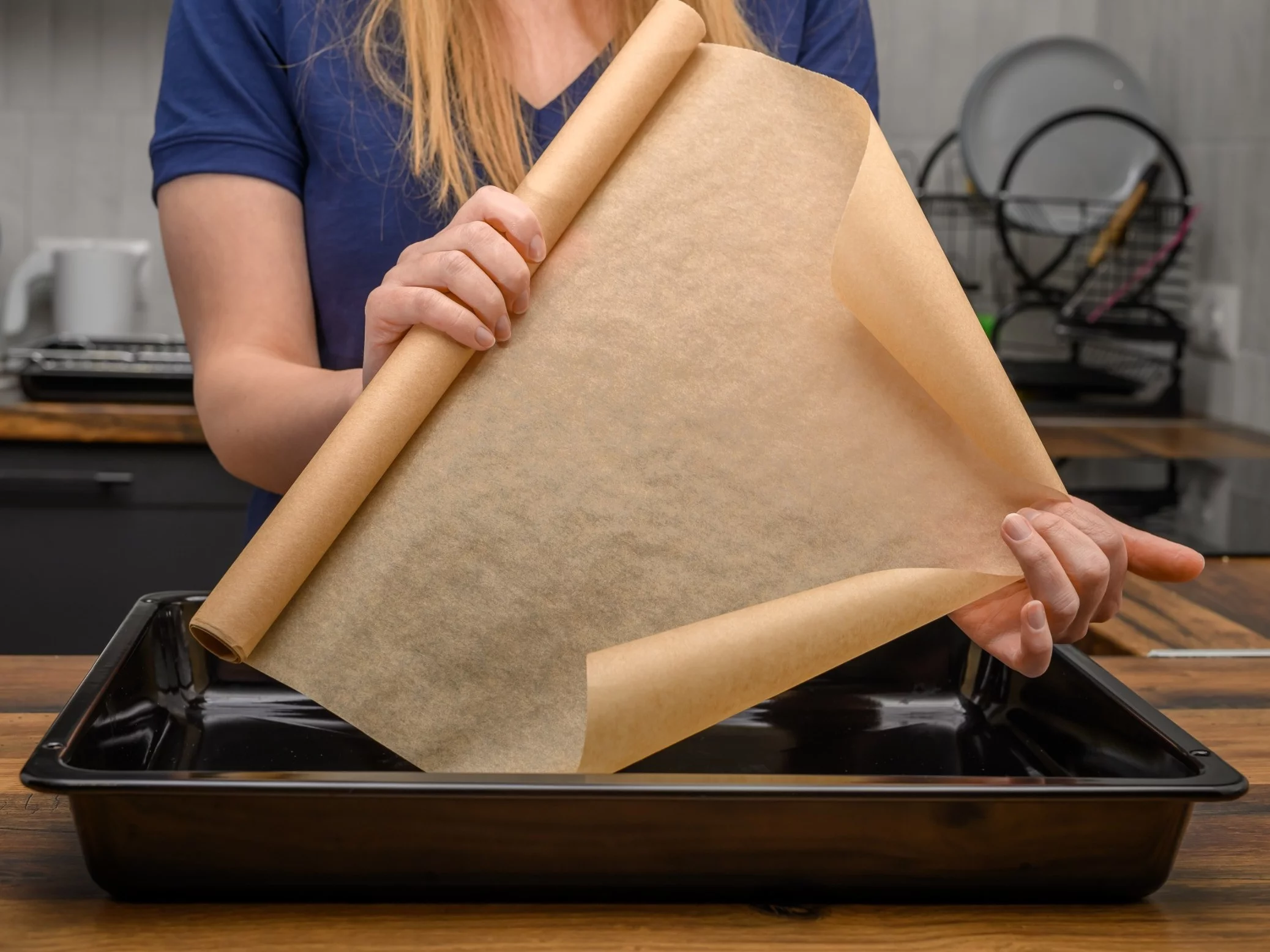 Kobieta z papierem do pieczenia w rękach, zdjęcie ilustracyjne