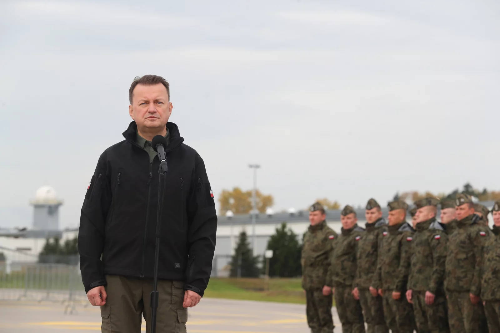 Mariusz Błaszczak podczas wizyty w 32. Bazie Lotnictwa Taktycznego w Łasku