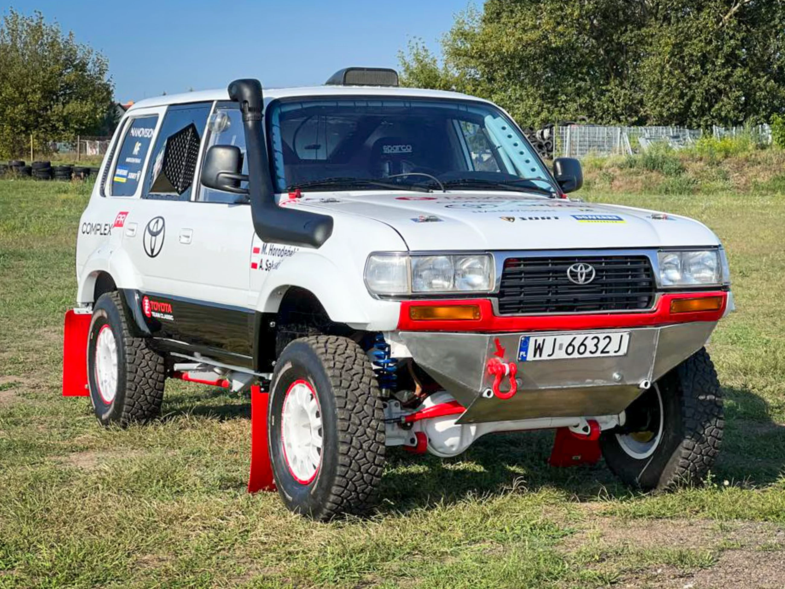 Klasyczny Land Cruiser HDJ 80 na starcie Rajdu Dakar Classic