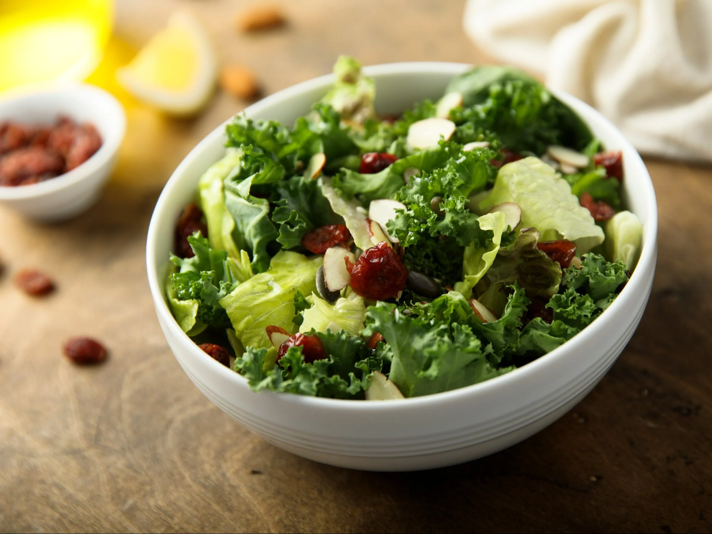 Sałatka z jarmużem i żurawiną