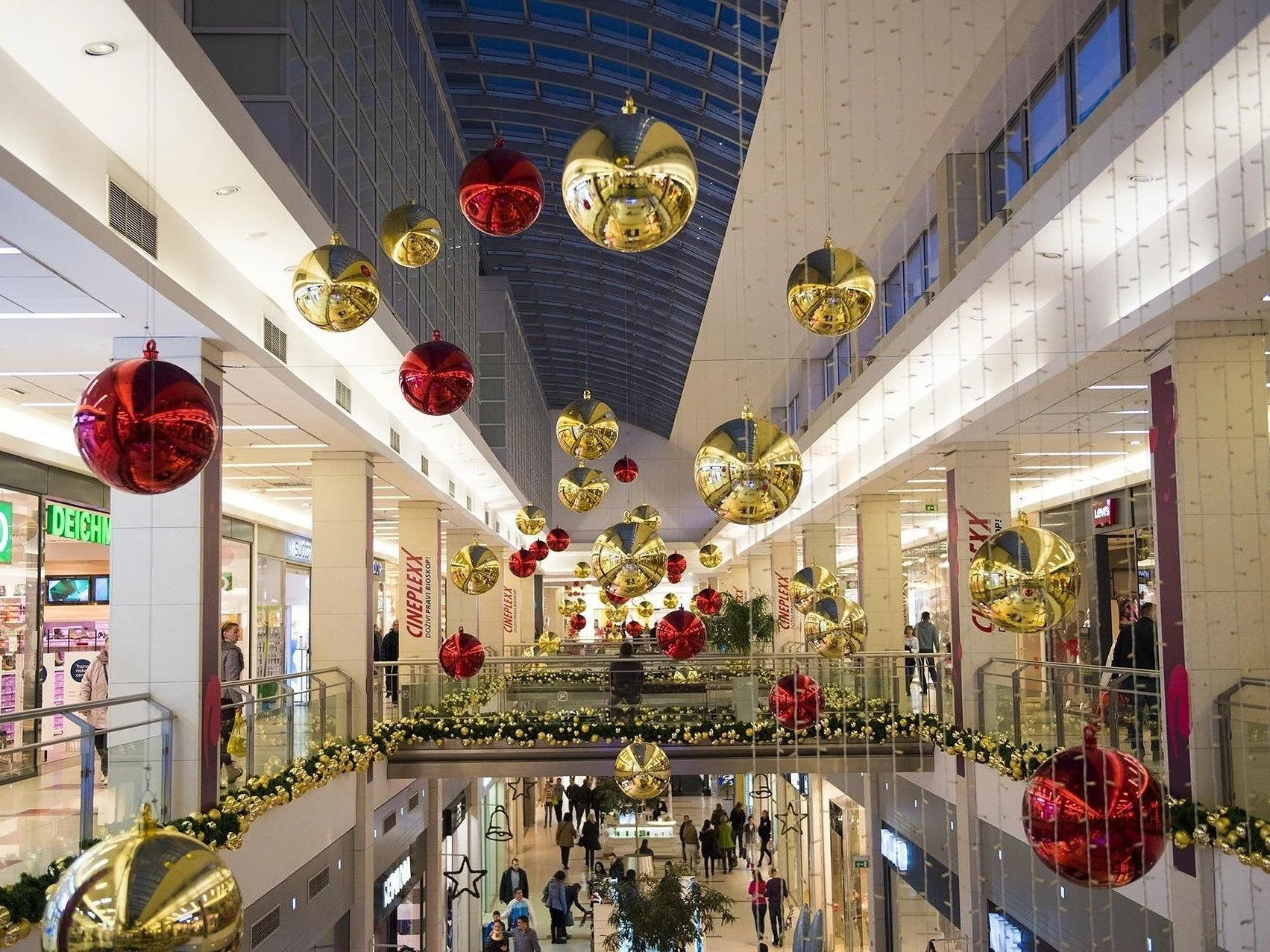 Święta w tym roku będą skromniejsze – Polacy szukają sposobów na oszczędności