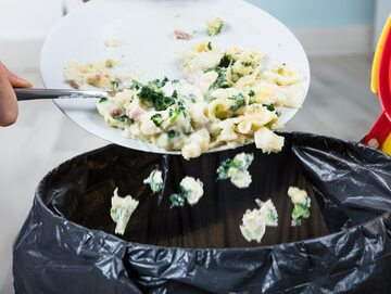 Polacy znów wyrzucą tony jedzenia do śmieci