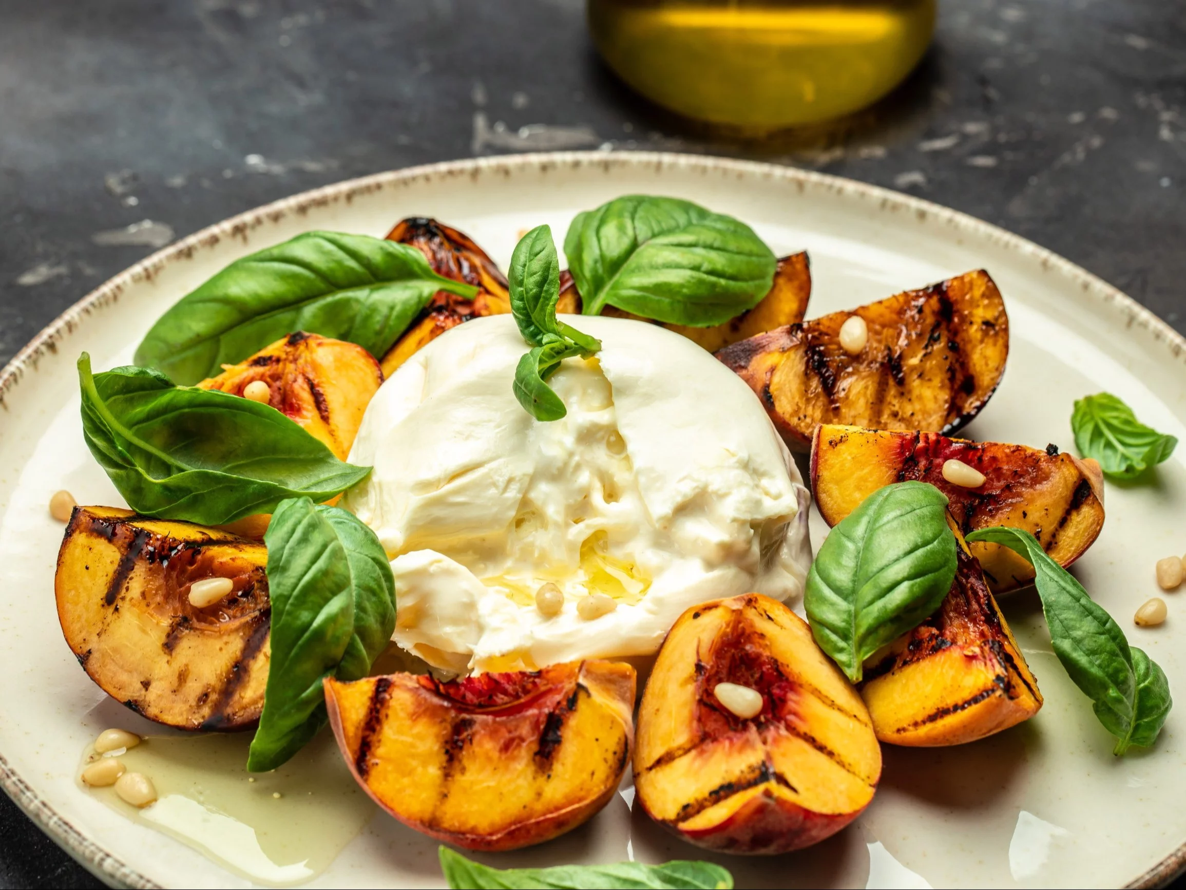 Burrata z brzoskwiniami