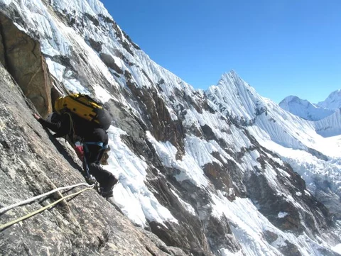 Manaslu (fot. By Ben Tubby (flickr.com) [CC-BY-2.0 (http://creativecommons.org/licenses/by/2.0)], via Wikimedia Commons)