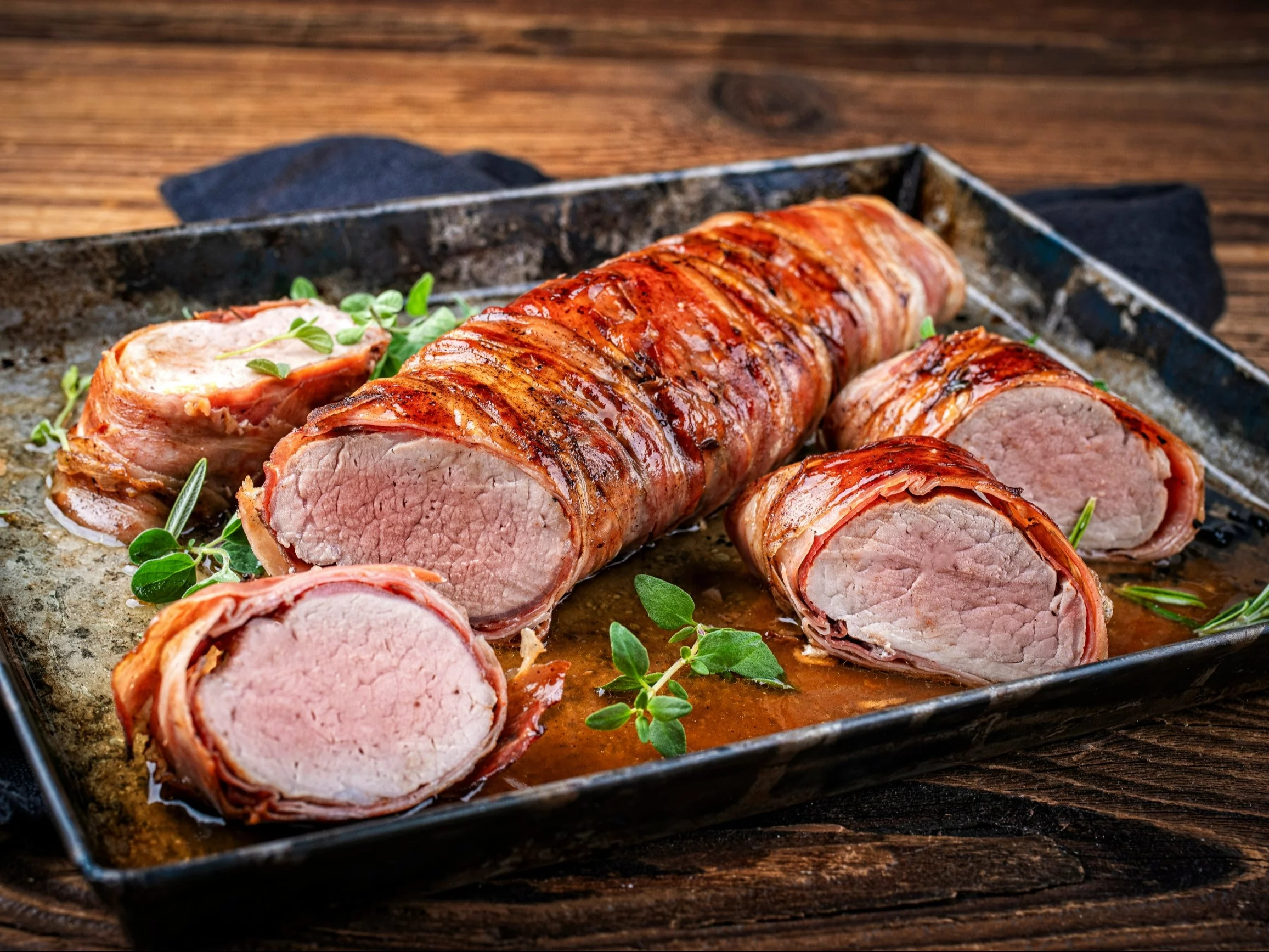 Polędwiczka wieprzowa pieczona w boczku