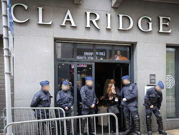 Policja blokuje wejście na konferencję prawicowych polityków w hotelu Claridge w Sint-Joost-ten-Node w Brukseli