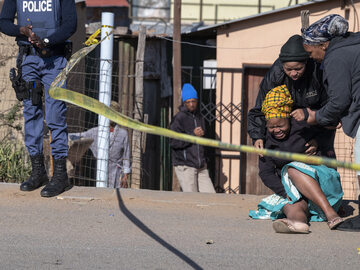 Policja i bliscy ofiar na miejscu strzelaniny w Soweto, 10 lipca