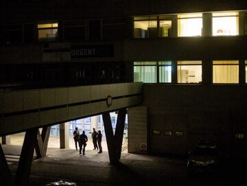 Policja i ochroniarze na zewnątrz Szpitala Uniwersyteckiego im. F. D. Roosevelta w Bańskiej Bystrzycy