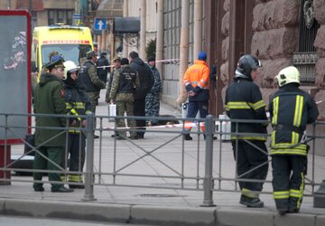 Policja i służby na ulicach Petersburga po zamachu w metrze