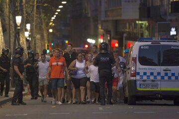 Policja na ulicach Barcelony po zamachu