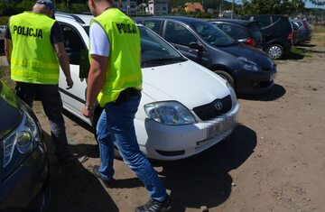 Policja ocaliła dwulatka z rozgrzanego samochodu