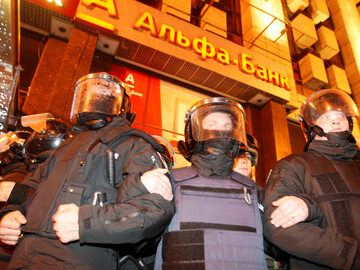 Policja ochrania oddział Alfa Banku w Kijowie, gdy grupa protestujących domagała się wycofania rosyjskiego banku z kraju