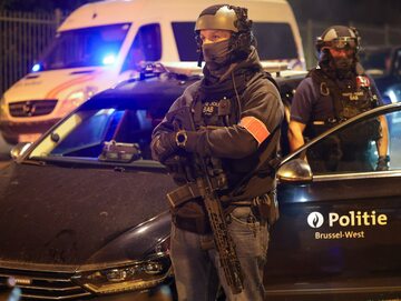 Policja pilnująca ewakuowanych fanów ze stadionu w Brukseli