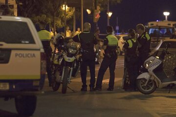 Policja po zamachach w Barcelonie
