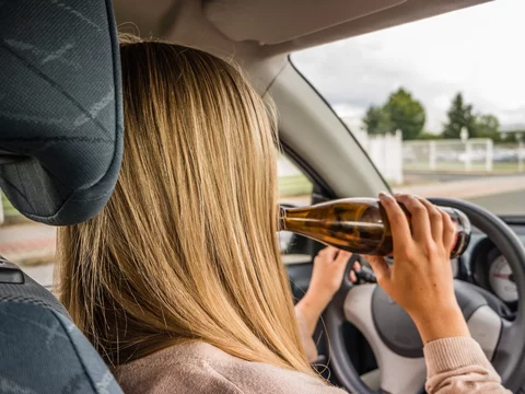 Alkohol, kierowca, zdjęcie ilustracyjne