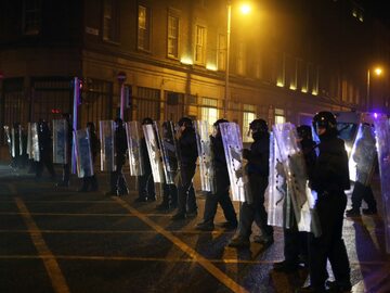 Policja podczas zamieszek w Dublinie
