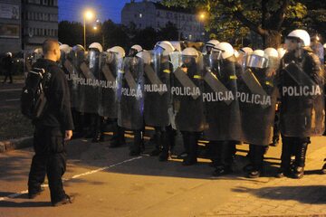 Policja przed posterunkiem, na którym zmarł Igor Stachowiak. Protestowali mieszkańcy Wrocławia