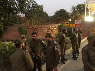Policja przed szpitalem, w którym przebywa były premier Pakistanu