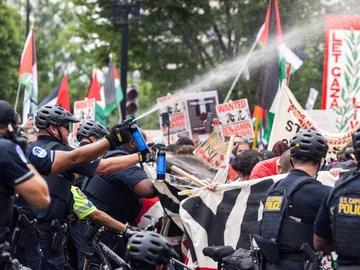 Policja rozganiające propalestyńskie protesty w Waszyngtonie