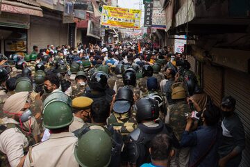 Policja w New Delhi usuwająca 24 marca protest niezwiązany z koronawirusem