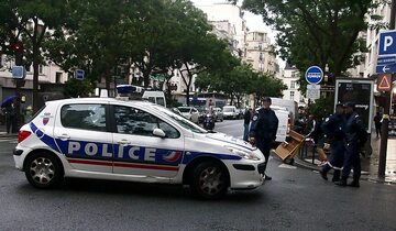 Policja w Paryżu, zdjęcie ilustracyjne