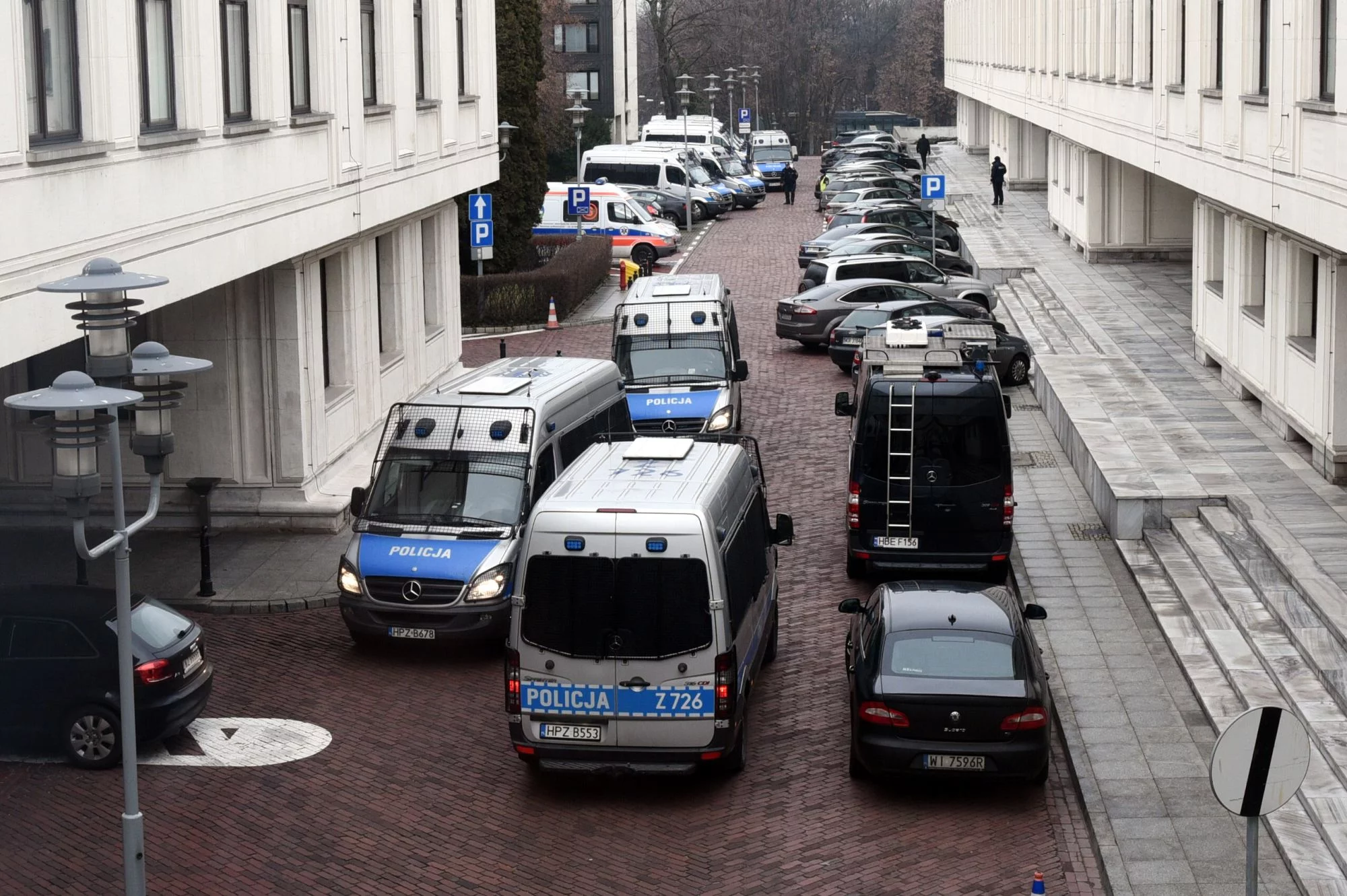 Część sił policyjnych na terenie parlamentu