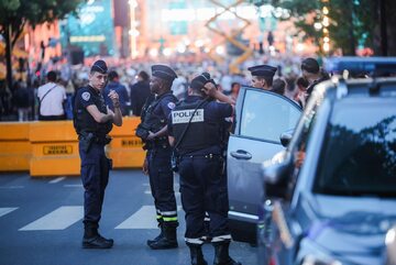 Policja zabezpieczająca koncert, który odbywał się w Paryżu w czasie zamieszek