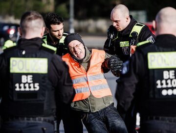 Policja zatrzymuje aktywistów Berlinie