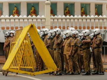Policjanci blokują drogę dojazdową do sekretariatu prezydenta Sri Lanki, 22 lipca