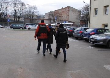 Policjanci doprowadzają matkę Oliwii do prokuratury
