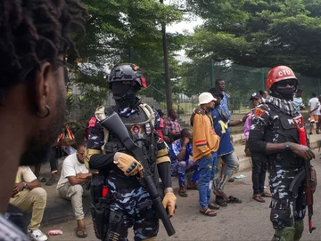 Policjanci na protestach w Nigerii