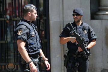 Policjanci na ulicach Barcelony po zamachu