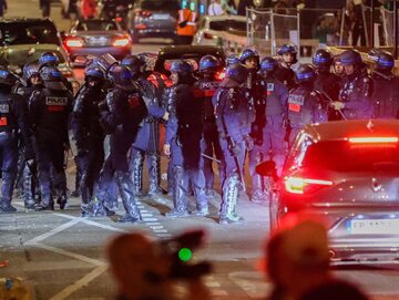 Policjanci na ulicy w Paryżu w związku z zamieszkami po śmierci 17-letniego nastolatka
