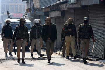Policjanci patrolujący ulice miasta Śrinagar w Kaszmirze