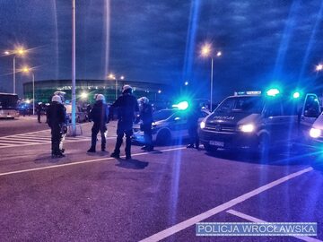 Policjanci przed wrocławskim stadionem