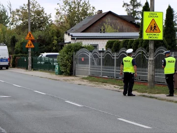 Policjanci sprawdzają okolice szkół