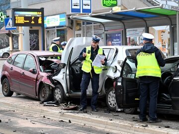 Policjanci sprawdzają rozbite samochody na miejscu wypadku w Szczecinie