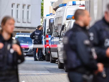 Policjanci w centrum Solingen dzień po ataku na festiwal