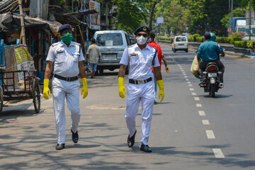 Policjanci w Indiach w dobie pandemii koronawirusa