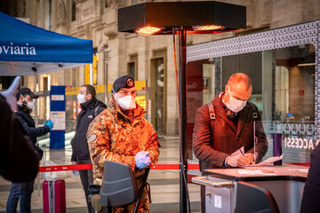 Policjanci w Mediolanie