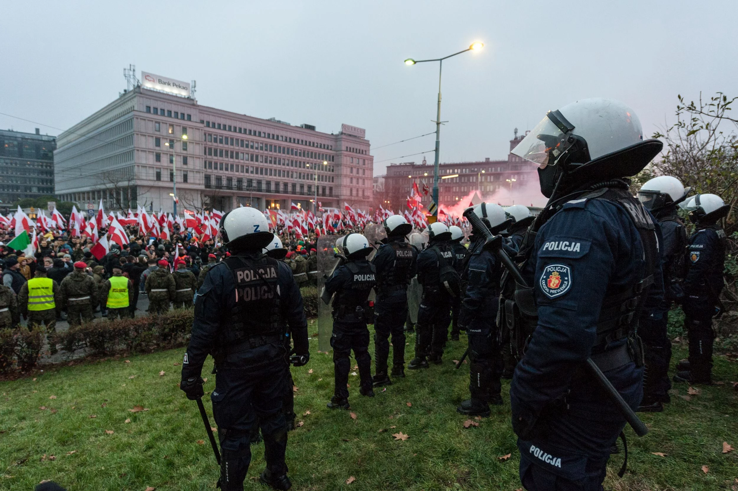 Policjanci zabezpieczający Marsz Niepodległości