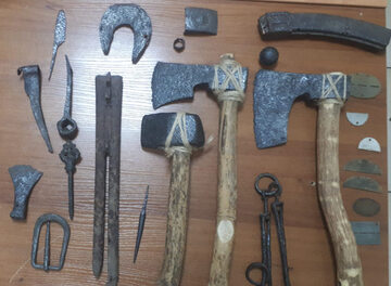 Policjanci znaleźli średniowieczne topory wśród nielegalnej amunicji