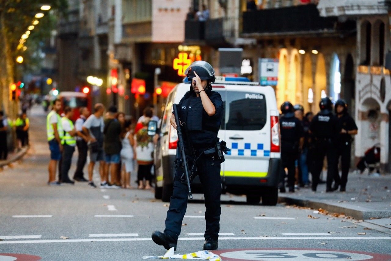 Policjant na ulicy po zamachu w Barcelonie