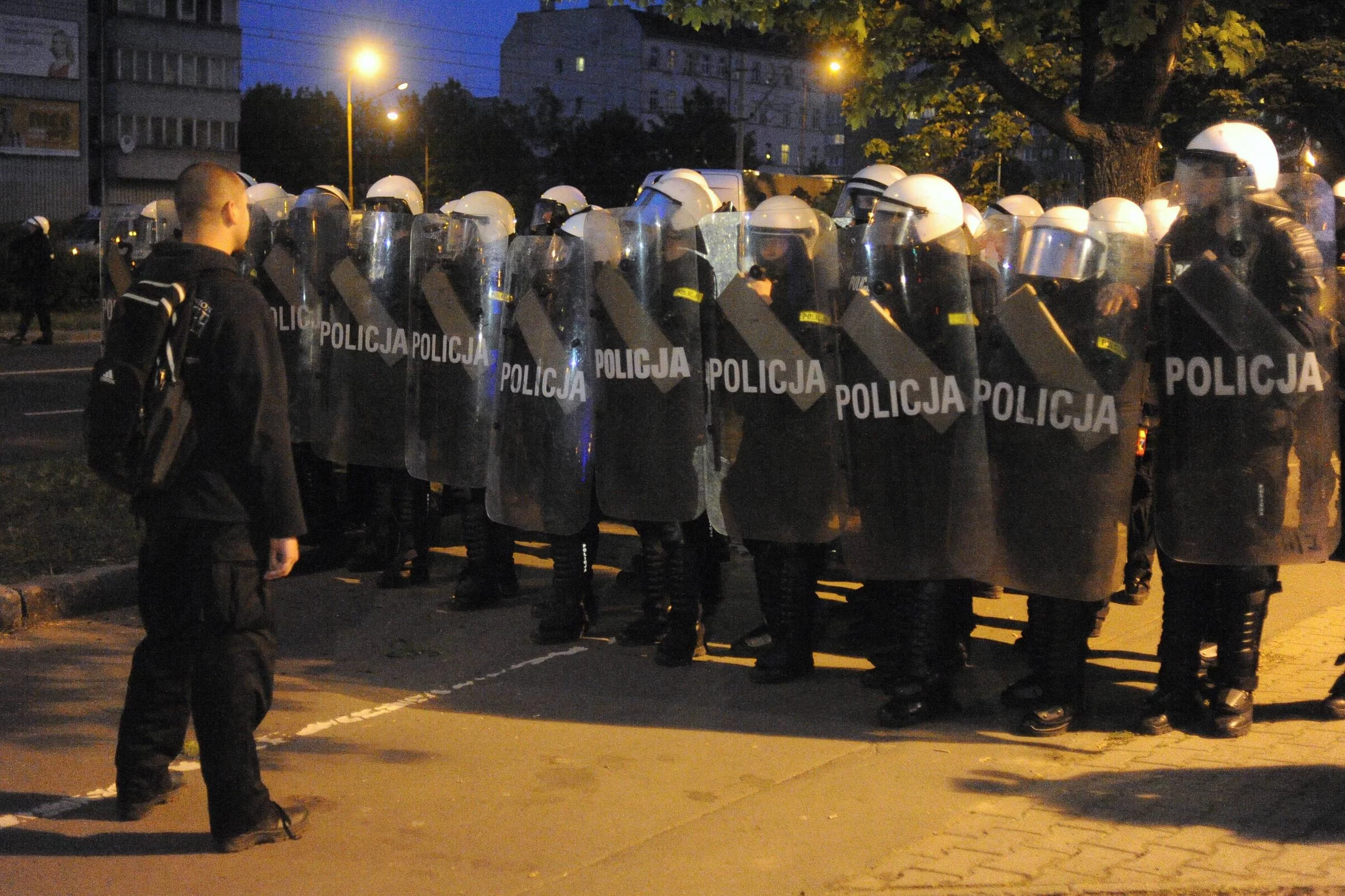 Policja przed wrocławskim komisariatem po śmierci Igora Stachowiaka