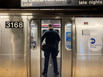 Policjant w nowojorskim metrze