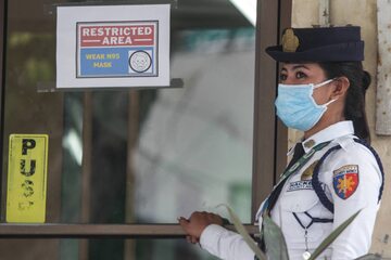 Policjantka na Filipinach, gdzie z powodu koronawirusa zmarła jedna osoba