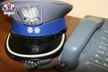 Policyjna czapka i telefon (zdj, ilustracyjne)