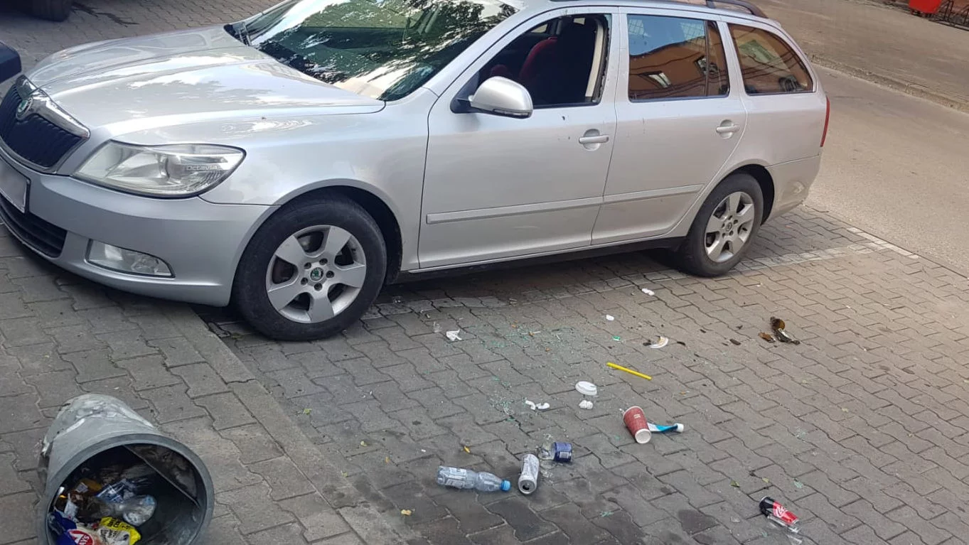 Samochód na parkingu w Ełku, z którego policjanci uwolnili dziewczynkę